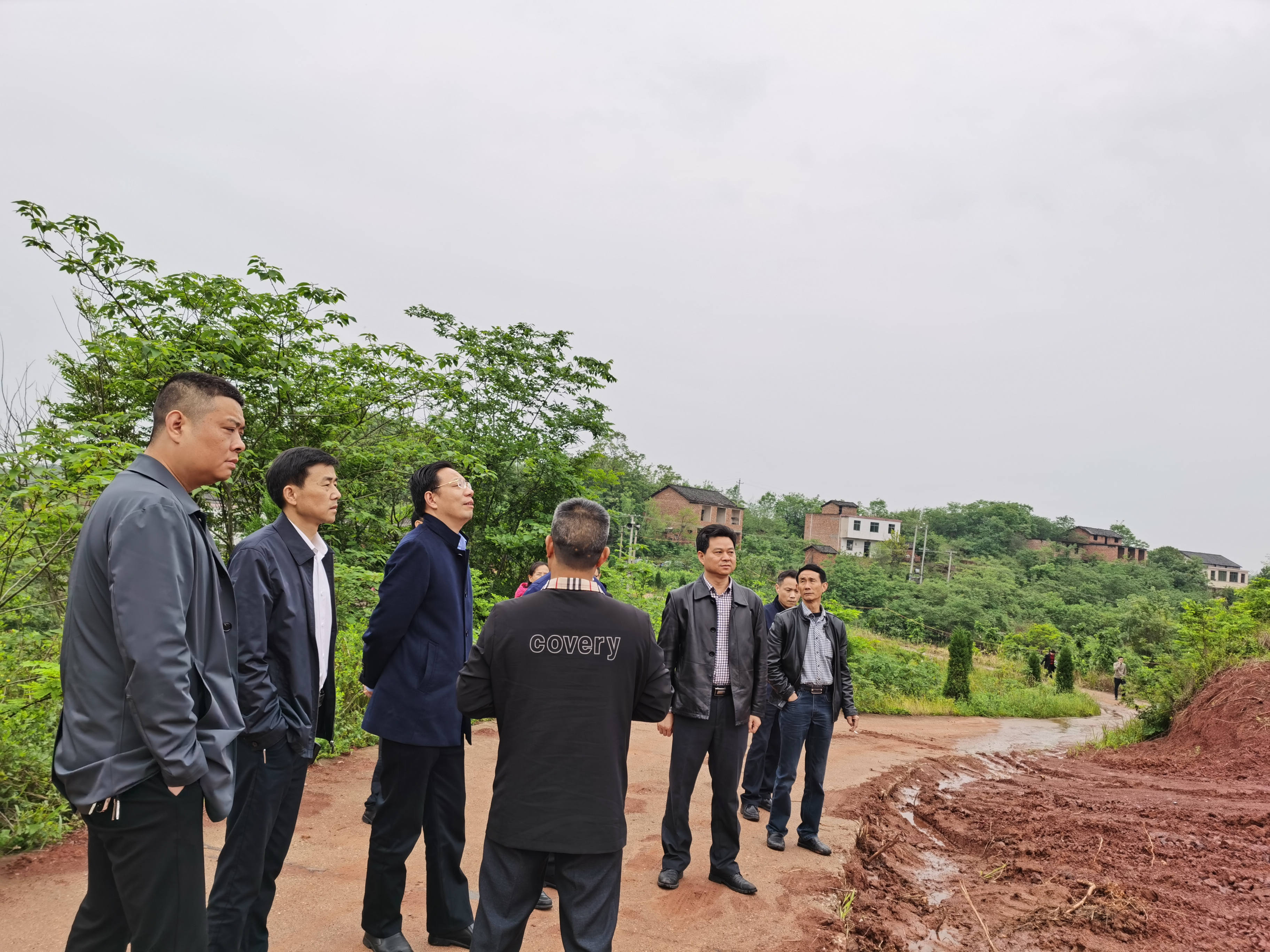 4月23日,衡阳市市委办副秘书长邹锟一行到向阳桥街
