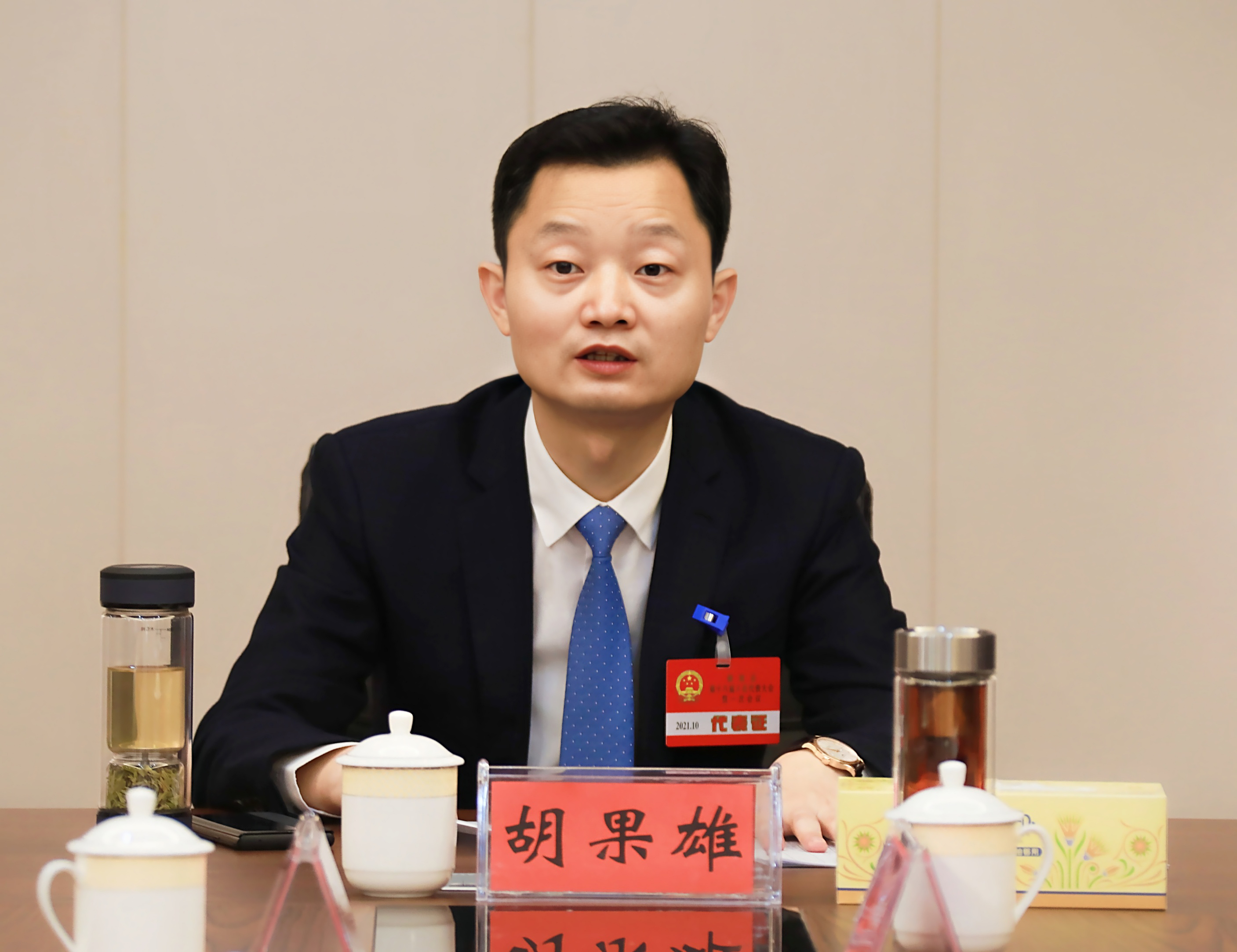 两会时刻胡果雄主持召开两会临时党委会议