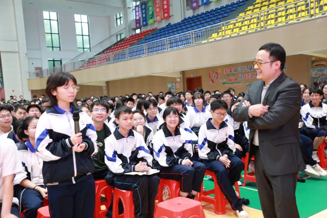 衡南一中"清源大讲堂"第六期开讲!南京大学教授邓正涛讲授量子点之光