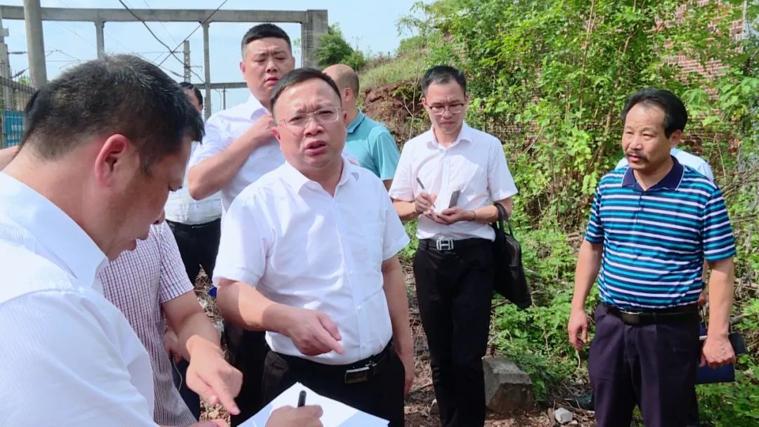 衡南县人民政府门户网站--政务公开--许达督导铁路沿线安全环境治理