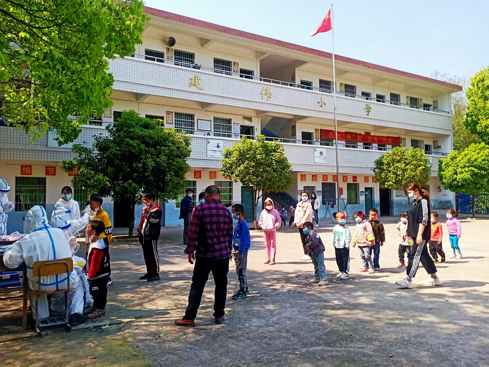 衡南县泉湖镇核酸采样进校园筑牢学校防疫墙