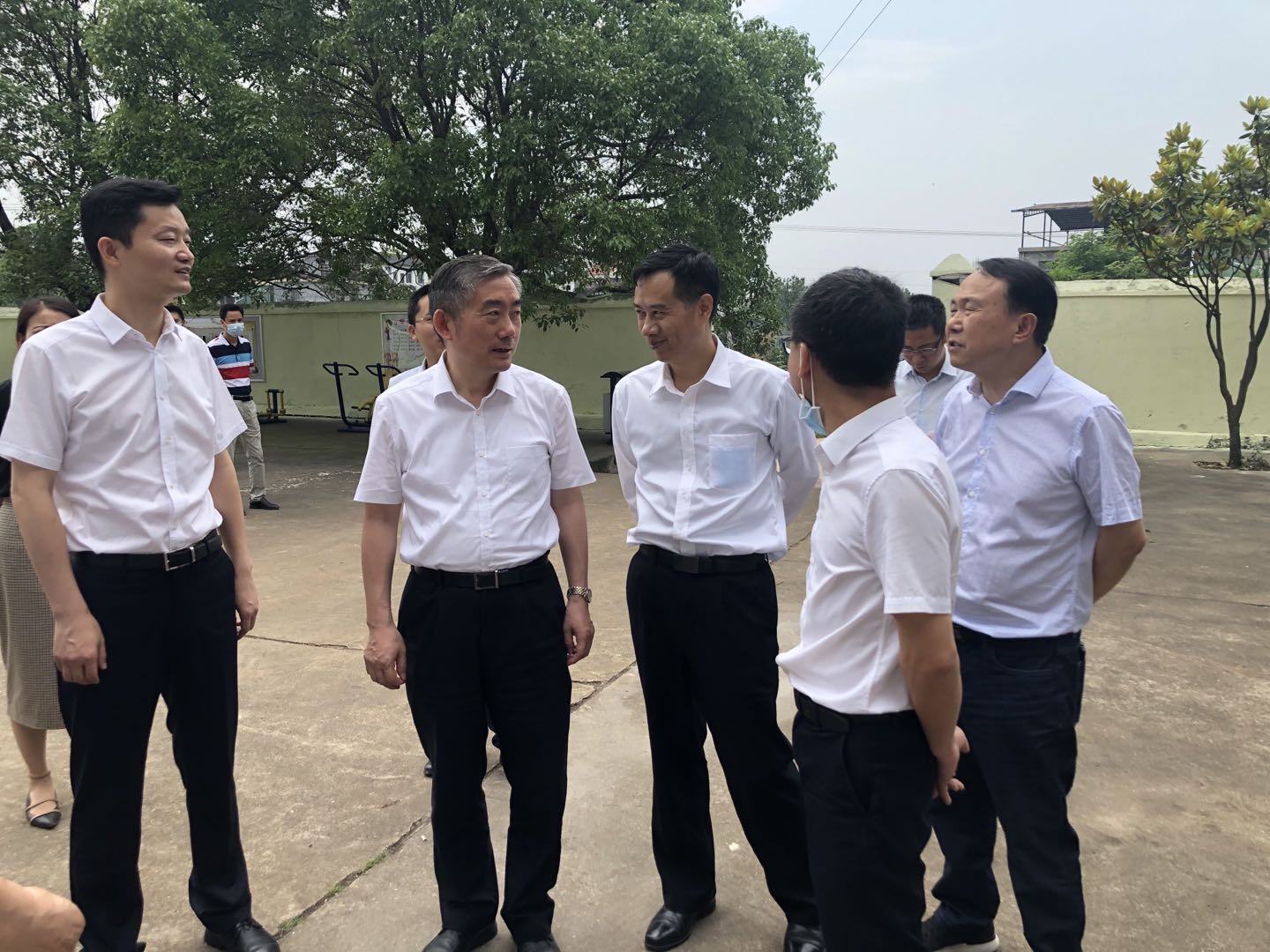 2020年5月28日上午省教育厅厅长蒋昌宗深入衡南县咸塘联合学校高桥