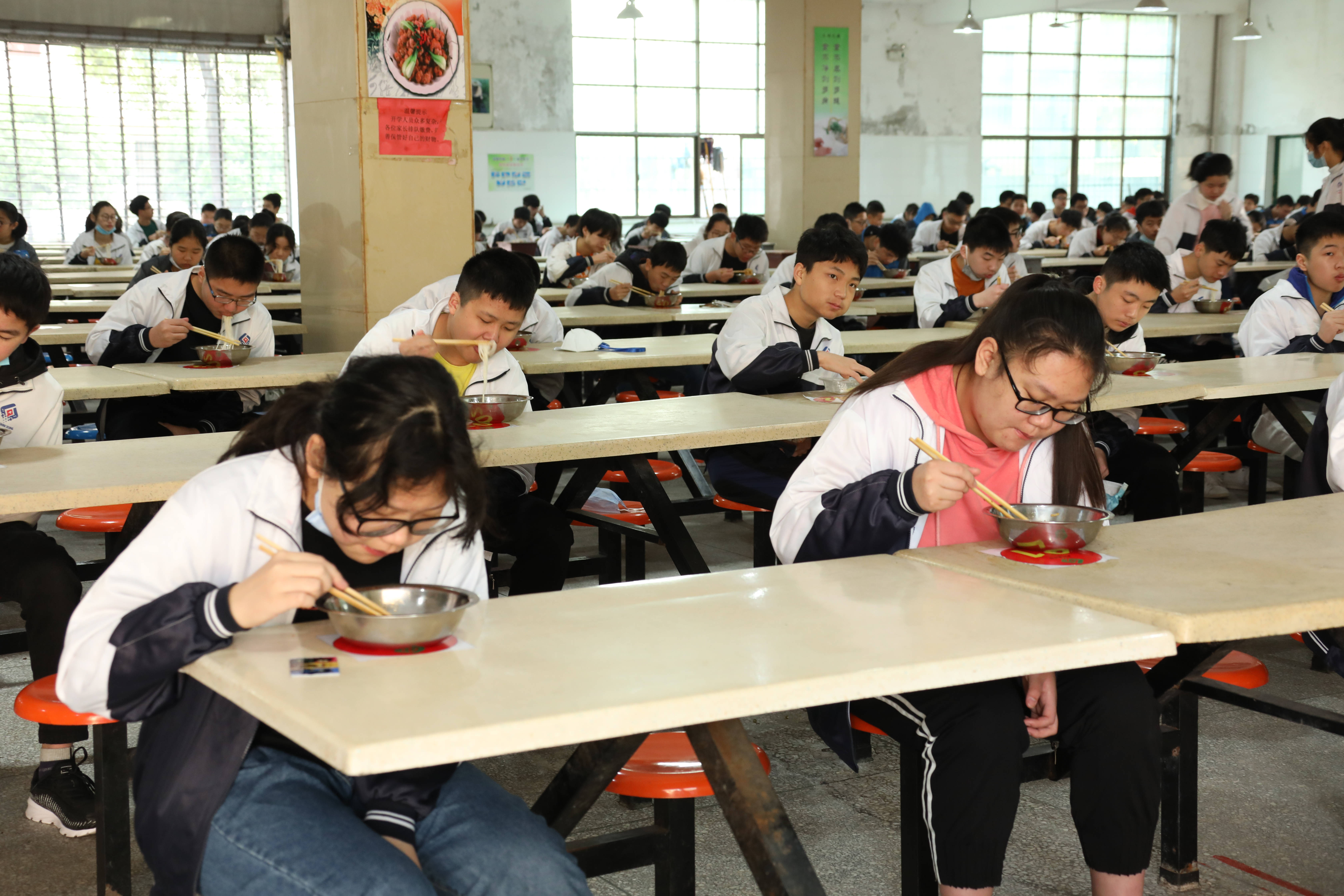 衡南北斗星中学错时错峰开学织密疫情防控网格