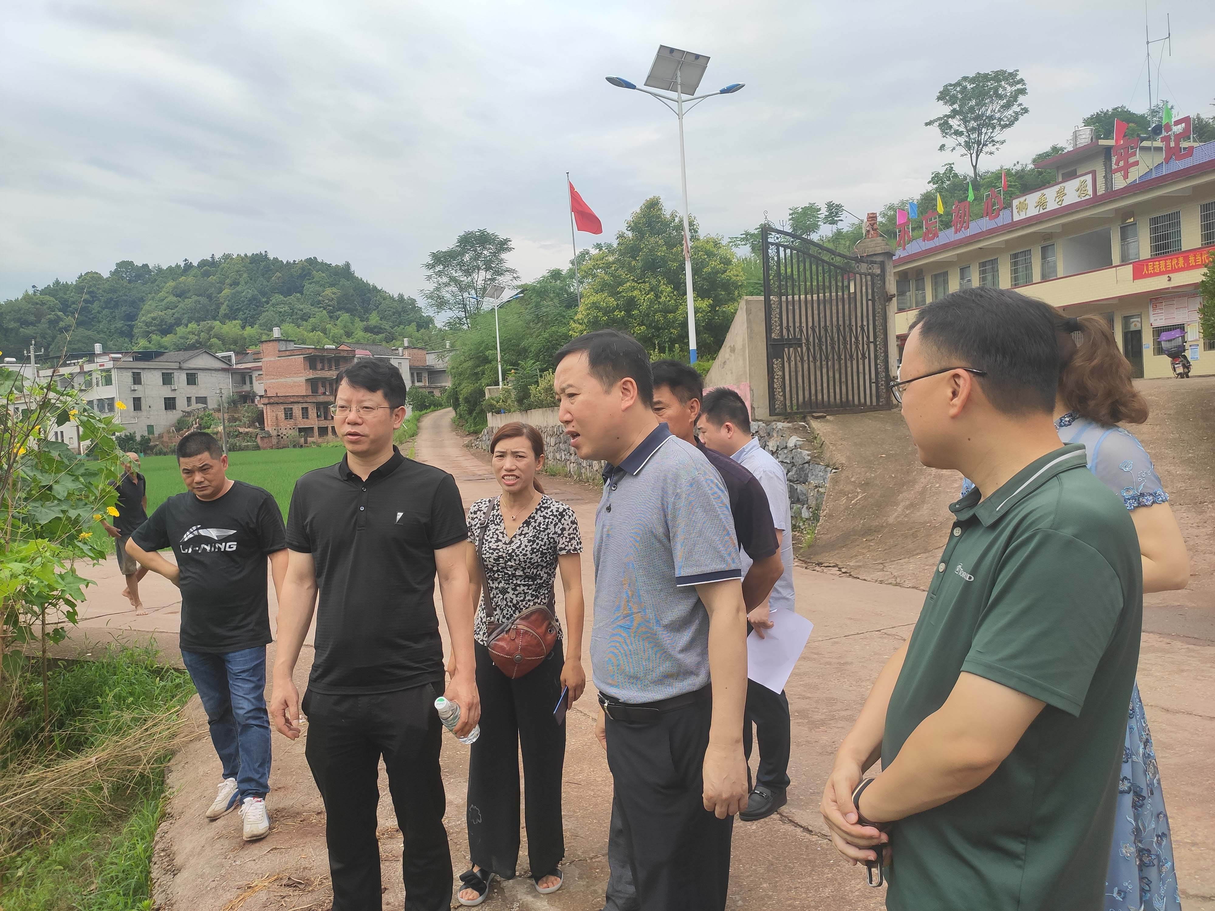 7月2日,县委常委,常务副县长雷建军来到柞市镇走访慰问困难党员,并向