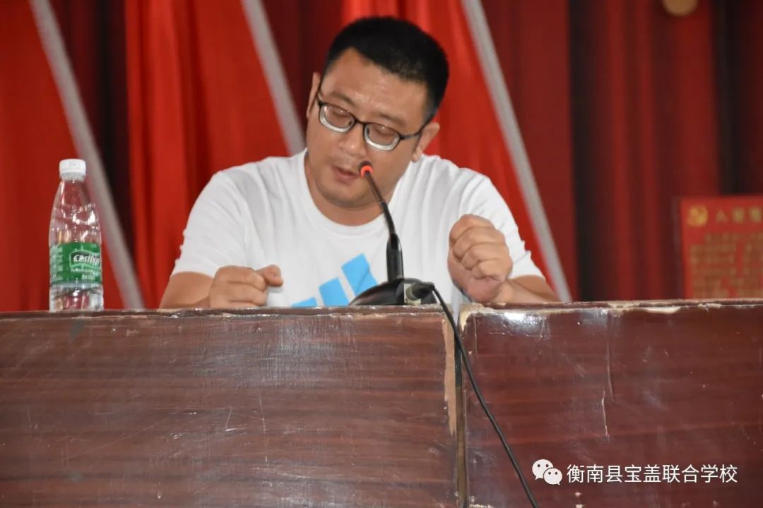 来自宝盖联合学校主校区的王岳忠老师和来自散市校区的包欣艳老师