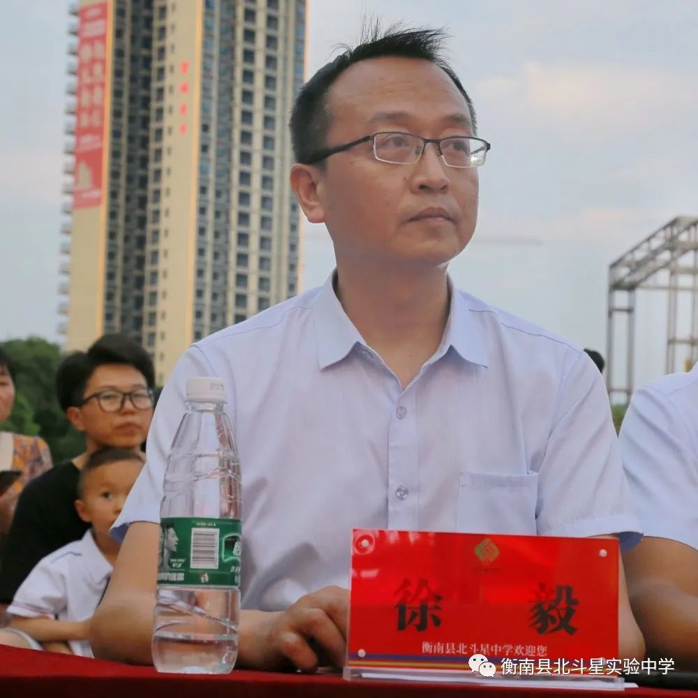 黄先桂校长陪同贺朝晖校长,杨芝校长共同启动晚会仪式,当舞台四