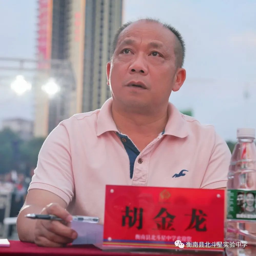 黄先桂校长陪同贺朝晖校长,杨芝校长共同启动晚会仪式,当舞台四