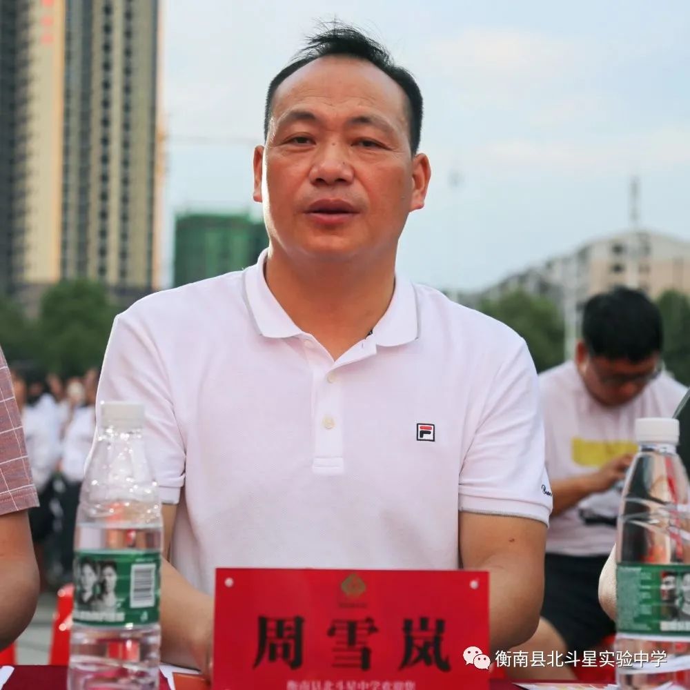黄先桂校长陪同贺朝晖校长,杨芝校长共同启动晚会仪式,当舞台四